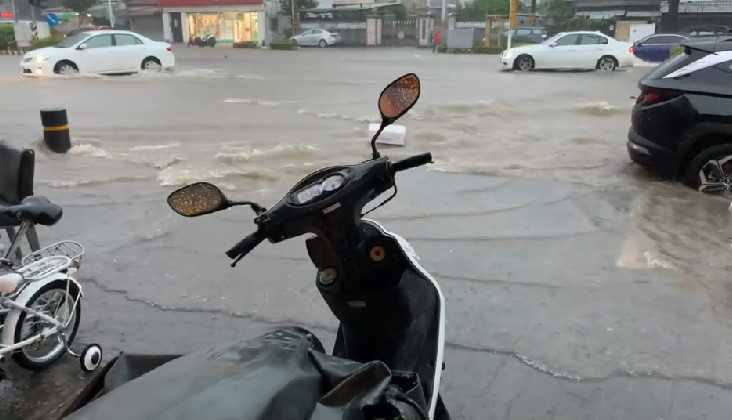 嘉義市下午三點半過後下起大雨，市區多條道路淹水。（圖／記者爆料網提供）