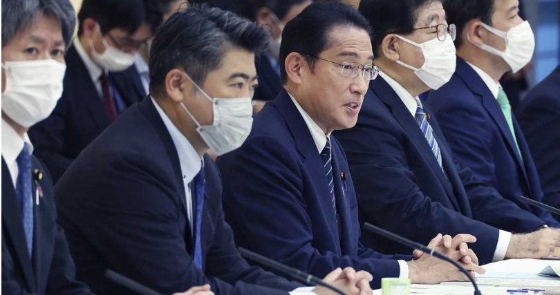 現任首相岸田文雄表示，國葬費用全數由國家負擔，此舉讓近半數國民提出反對意見。