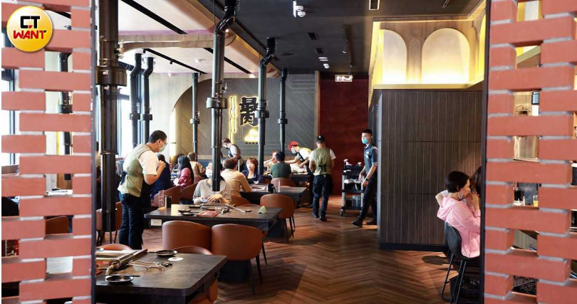 一樓用餐區融合美式紅磚與日式木質元素，想打造現代和洋風設計。（圖／趙文彬攝）