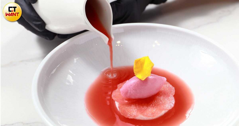 「華寶西瓜／荔枝／玫瑰」上桌時會緩緩注入西瓜冷湯，讓整道甜點呈現像是盛夏綻放的荷花美景，從視覺到味覺都暑氣全消。（圖／趙文彬攝）