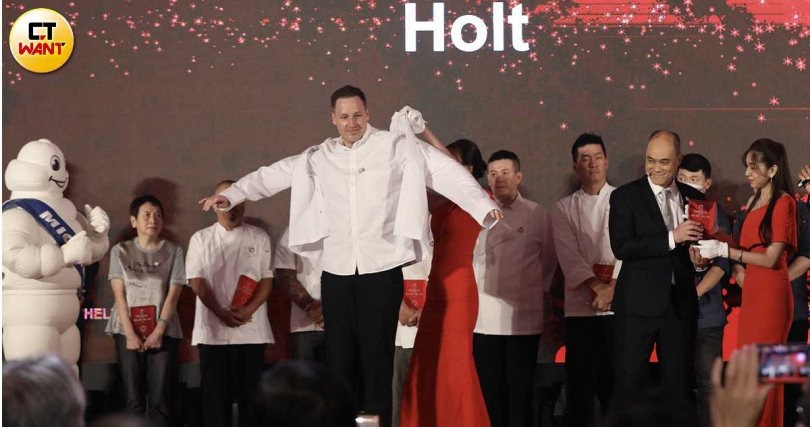 「Holt」加拿大籍主廚Jeffrey Downs上台領獎換穿特製廚師服時，因身形高大使畫面相當有趣。（圖／侯世駿攝）