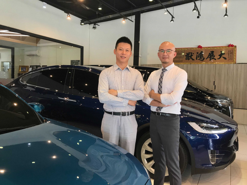 棋勝汽車創辦人為今年34歲的總經理許嘉濬（左），營運部副總經理王季豪（右）也是股東之一。（圖／李蕙璇攝）