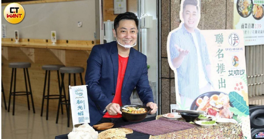 艾成生前為副業擔任一日店長。（圖／侯世駿攝）