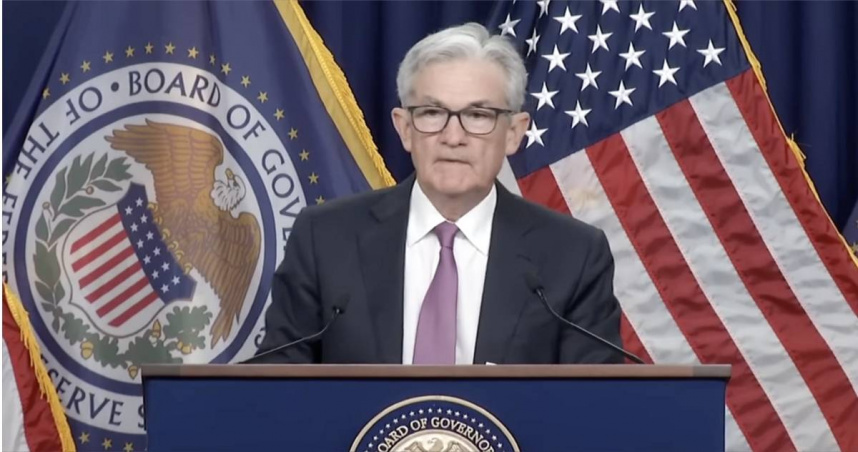 聯準會主席Jerome Powell，在全球央行年會上的鷹派言論嚇跌美股。（圖／翻攝自Fed Youtube）