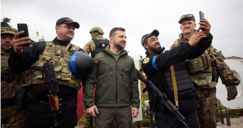 澤倫斯基與官兵一起合影。（圖／翻攝自烏克蘭國防部推特）