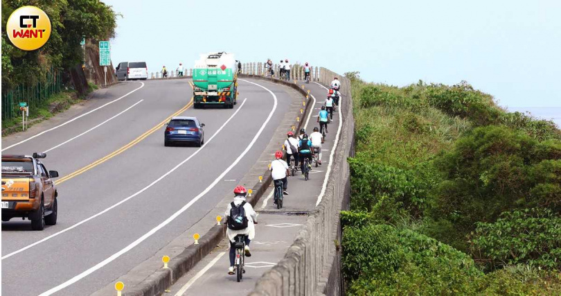 台2線濱海路段景致相當優美，而且有劃分專用自行車道十分安全。（圖／趙文彬攝）