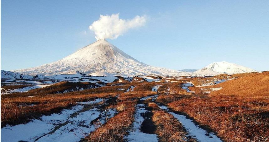 俄羅斯一組12人的登山團隊，日前在攀登堪察加半島的克柳切夫火山（Klyuchevskaya Sopka）途中發生山難。（圖／Pixabay）