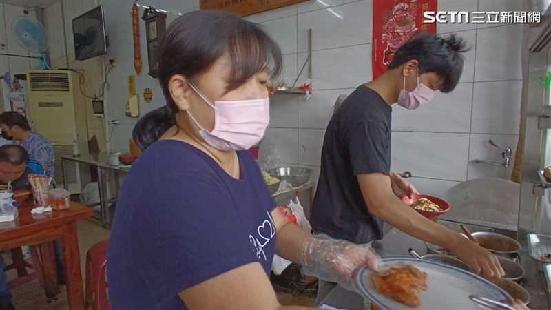 老闆娘得知救難隊找不到吃飯的餐廳，決定為他們煮麵。（圖／三立新聞網提供）