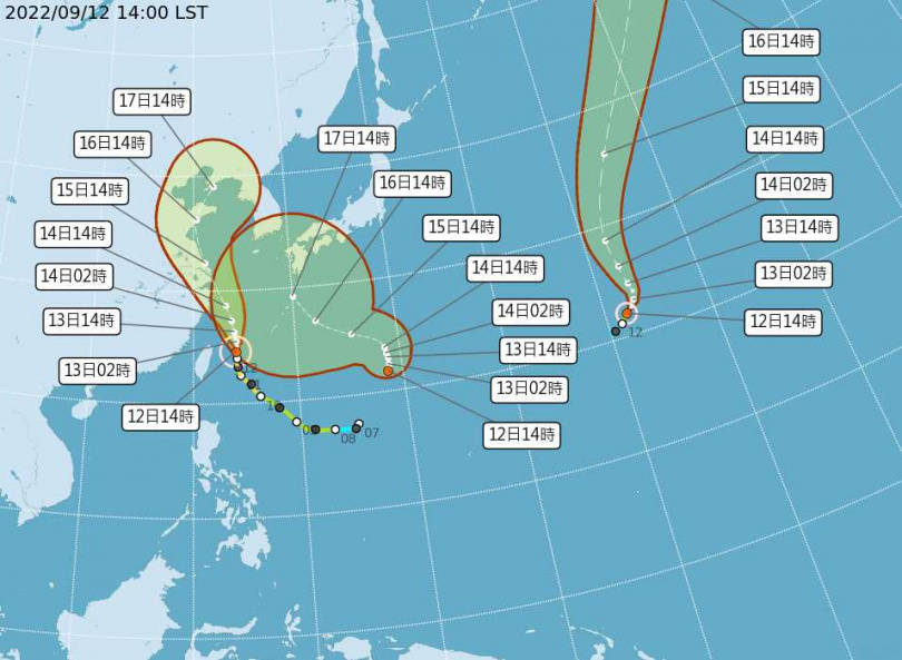 太平洋海面上如今有三個低壓系統，最靠近台灣的就是中颱梅花。（圖／中央氣象局）