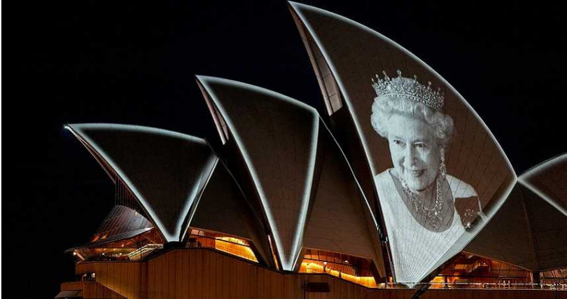 雪梨歌劇院被女王的肖像照亮。（圖／達志／美聯社，下同）