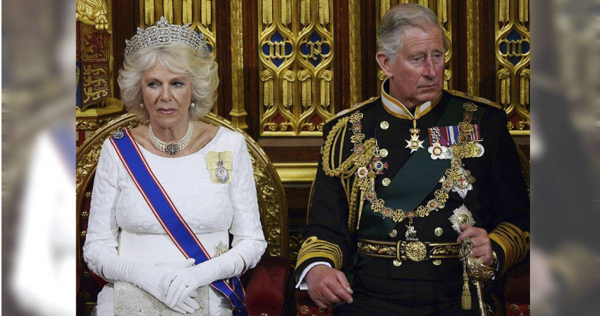 英國女王伊莉莎白二世昨日駕崩後，73歲的查爾斯（圖右）和其妻子卡蜜拉（圖左）分別繼任成為新任的國王和王后。（圖／達志／美聯社）