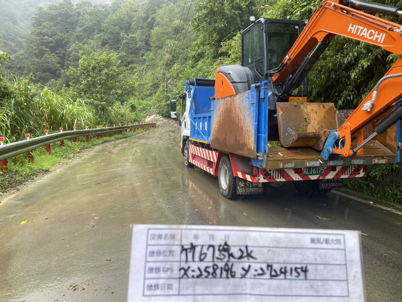 軒嵐諾颱風擦過北台灣，帶來強風豪雨，新竹縣山區道路多處坍方。（圖／新竹縣政府提供）