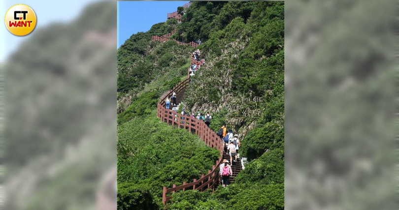 從基隆嶼港口，得爬1035階的棧道階梯才能到達燈塔，對飼主及狗狗都是不小的挑戰。（圖／黃鵬杰攝）