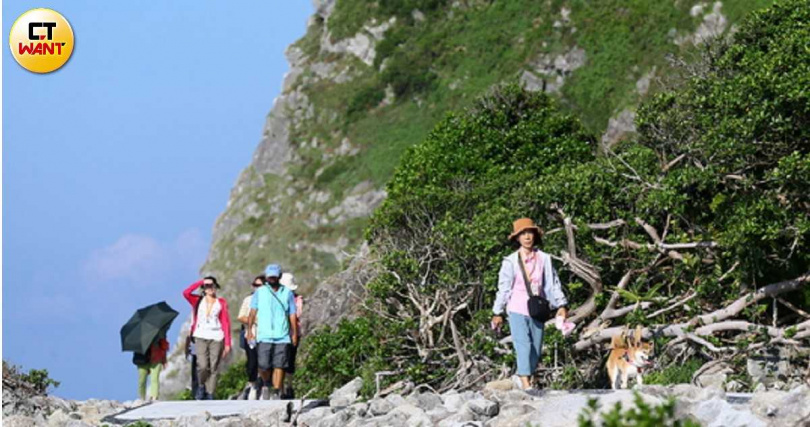 基隆嶼「海濱步道」旁的「跳石海岸」，是早期國軍砲擊岩壁所致。（圖／黃鵬杰攝）