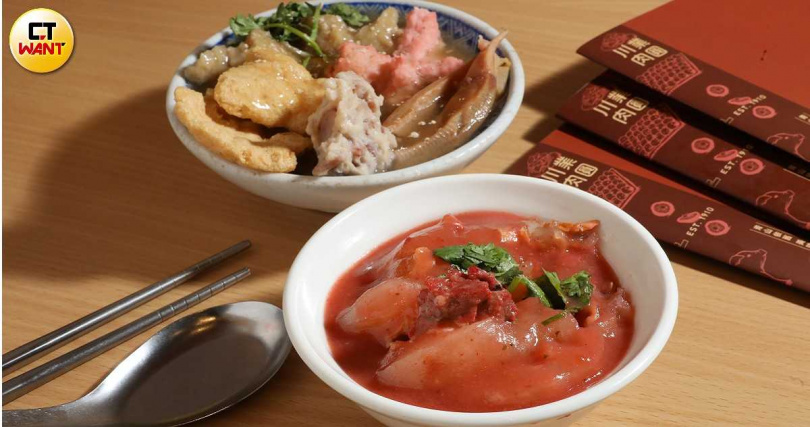 川業肉圓兩大招牌「油炸肉圓」（前，50元）、「綜合羹」（80元／小份、100元／大份，圖／侯世駿攝）