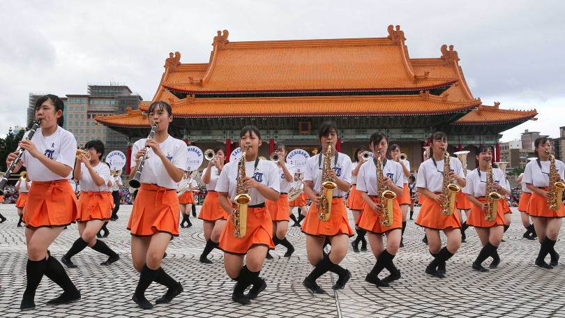 日本京都橘高校吹奏部，表演中變換各種走位、展現青春洋溢的氣息。（圖／黃耀徵攝）