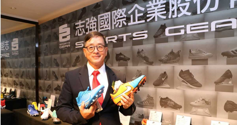 全世界5雙足球鞋就有1雙來自志強。圖為志強董事長陳維家手持自家代工生產的Nike鞋款。（圖／報系資料庫）