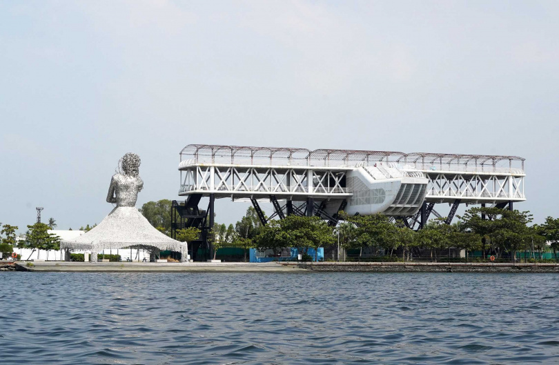 藝術家王文志以蚵殼打造的「海之女神」（左），象徵新住民飄洋過海、落地生根。（圖／魏妤靜攝）