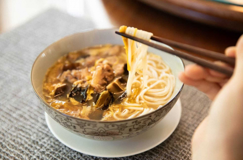 飄著蛋花、香菇與小里肌香氣的打滷麵，也藏著陸以寧的外婆曾於廚房間忙碌的身影。