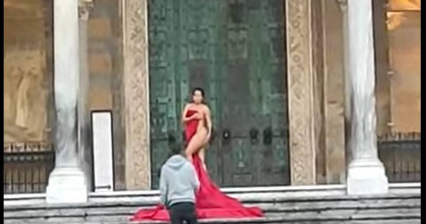 一名英國女網紅在光天化日之下，到義大利阿瑪菲主教座堂外拍攝性感照片。（圖／翻攝自Youtube）
