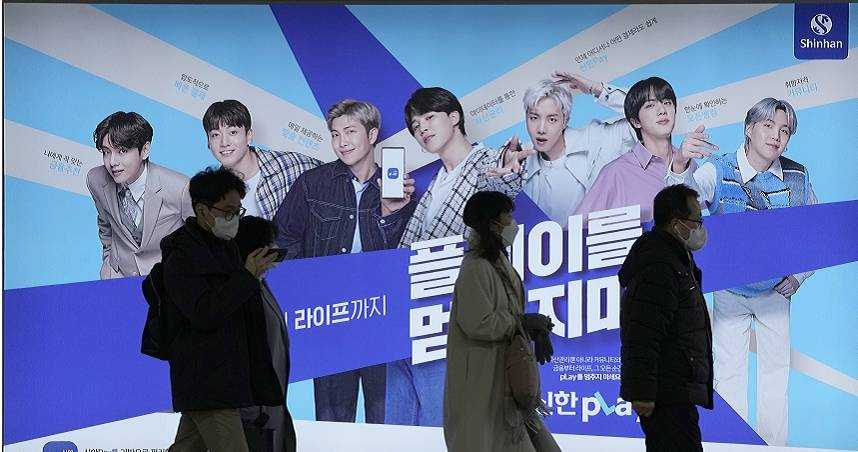 原PO表示，韓國人走路真的不會禮讓。圖為人們路過BTS在首爾地鐵站的廣告。（示意圖／達志／美聯社）