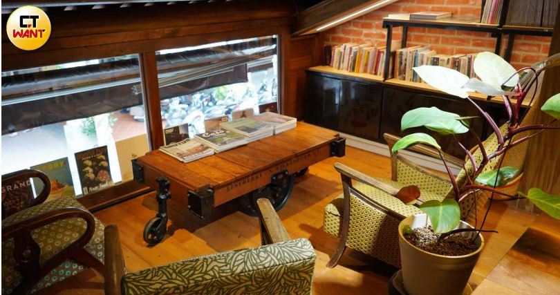 2樓閱覽空間連家具設置都考量入座後的高度與視野，並設置老件沙發區可以悠然品味屬於自己的閱讀時光。（圖／魏妤靜攝）