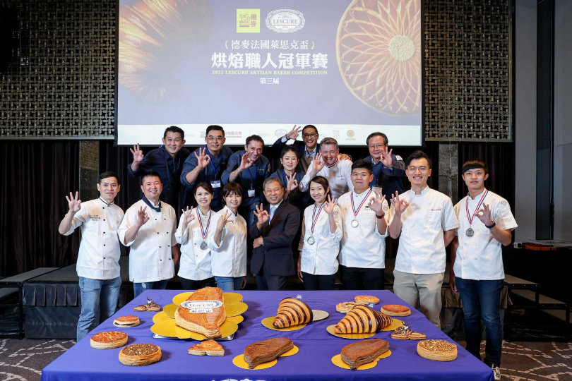 8強選手與德麥食品總經理吳文欽、6位評審以及Savencia原廠代表等合影。