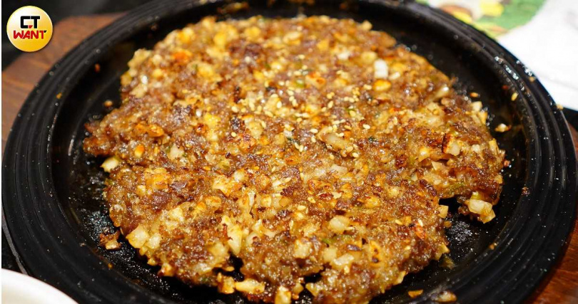 「牛肉年糕末餅」是韓國古代宮廷御膳料理，將牛排骨肉醃製後，加入年糕烤製而成。（290元）