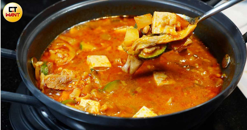 「本家牛肉大醬湯」建議將湯汁與佐料和蔬菜、米飯一起拌著吃，是本家熱門的特色湯品。（320元）
