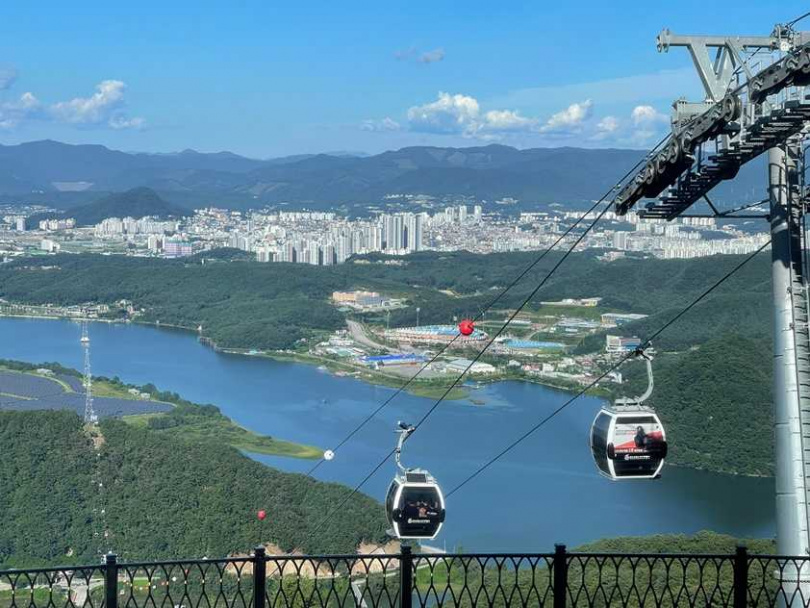 搭三岳山湖水纜車盡賞湖光山色。