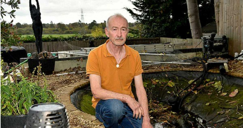 英國一名68歲老翁在花園池塘養育了大量錦鯉，未料在短短5天內，池塘內上百條錦鯉居然「被消失」。