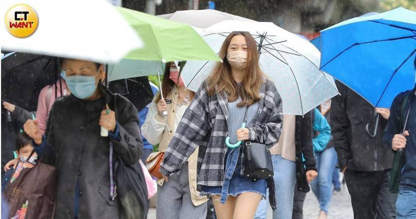 今晚鋒面通過及東北季風增強，北部氣溫溜滑梯。（示意圖／侯世駿攝）