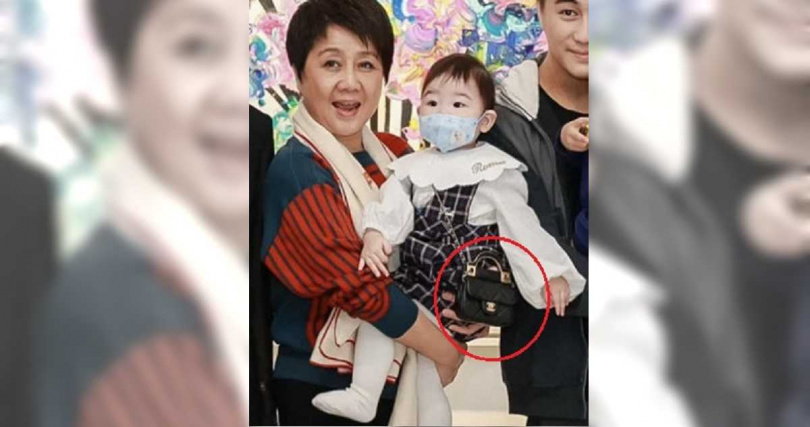 奚夢瑤1歲女兒背著Chanel迷你包，萌臉亮相超可愛。（圖／翻攝自微博／新浪娛樂）