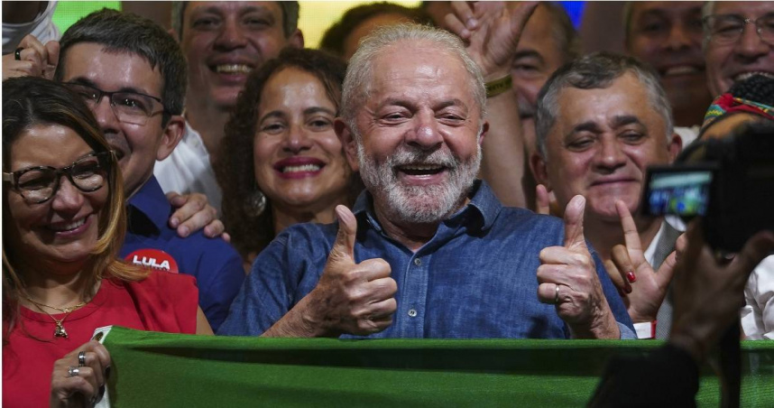 巴西前總統魯拉（Luiz Inacio Lula da Silva）在總統大選決選中擊敗現任極右翼總統波索納洛（Jair Bolsonaro）。