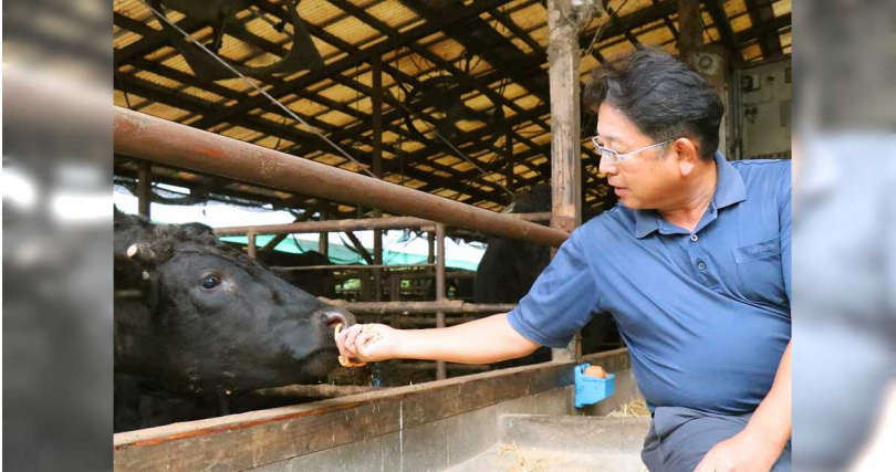 牧場主人尾崎宗春重視牛隻血統與飼料配方、打造柔嫩多汁的頂級風味。（圖／和牛研究室提供）