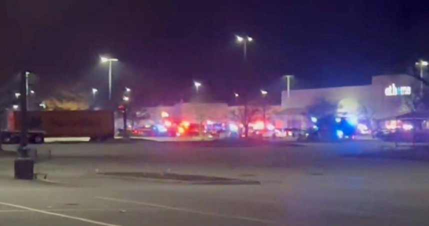 美國一間位於維吉尼亞州乞沙比克灣（Chesapeake）的沃爾瑪（Walmart）超市22日晚間傳出發生槍擊事件，造成多人喪命。（圖／翻攝Michelle Wolf 推特 @MichelleWolfTV）