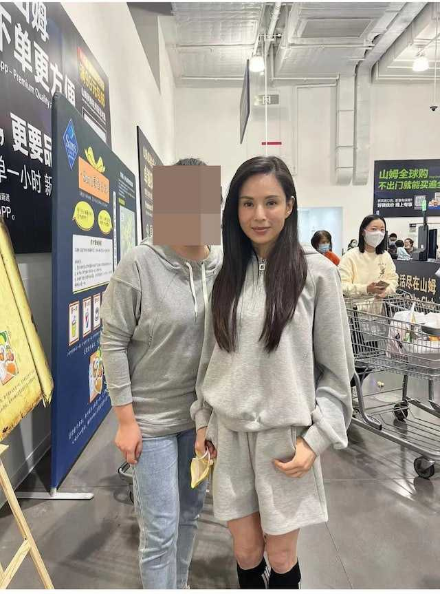 賣場捕獲55歲「最美小龍女」。（圖／翻攝自小紅書）