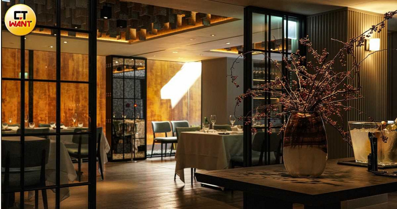 餐廳12月才正式開幕，空間以黑、金色調打造大器高雅的氛圍，並結合法式沙龍及酒吧服務。（圖／莊立人攝）