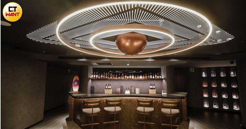 威士忌葡萄酒吧區以沉穩色調結合行星意象做設計。