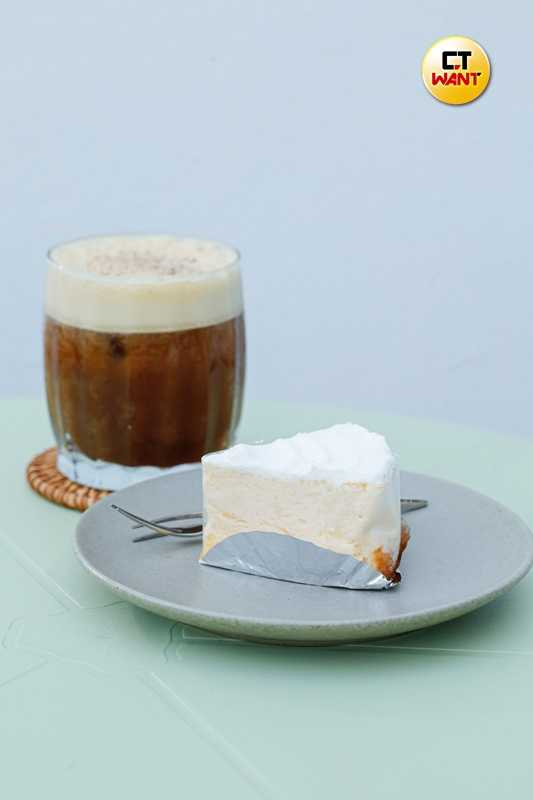 「芭樂冰美式」（150元）是Akau Coffee水果特調的主力商品，而「鹽之花輕乳酪」（130元）底下有點蜂蜜蛋糕體，微甜微鹹頗有層次。（圖／林士傑攝）