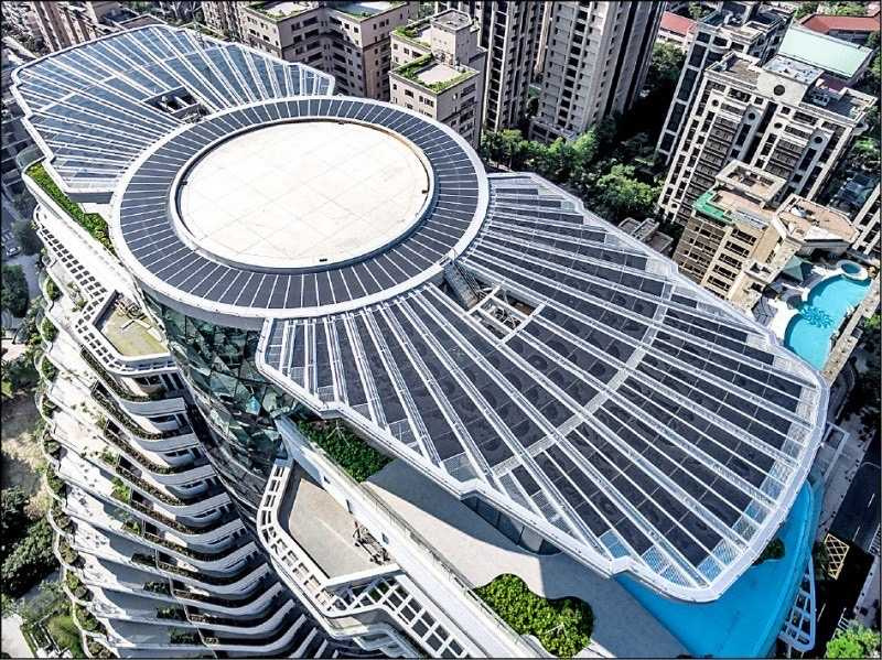 「陶朱隱園」的頂樓設置停機坪，並有太陽能板和風力發電系統，打造出節能減碳的建築。（圖／報系資料庫）
