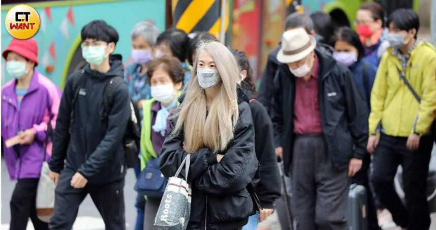 今天東北季風略為增強，北台灣民眾外出除了要做好保暖，最好也準備好雨具。（示意圖／侯世駿攝）