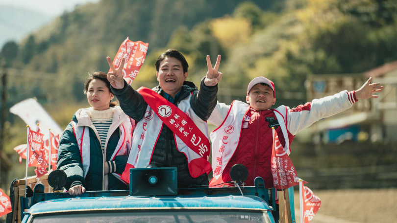 洪金輝（中）在《哈勇家》飾演部落候選人架勢十足。（圖／華映提供）