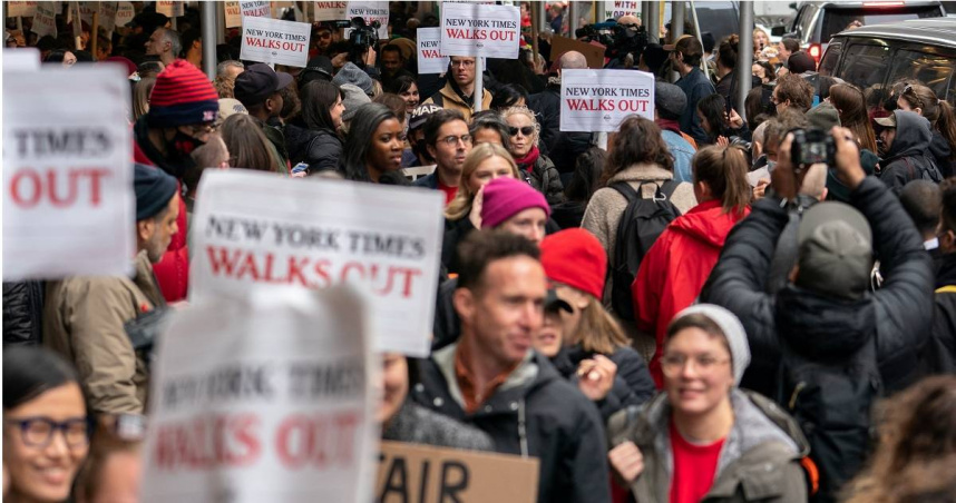 《紐約時報》逾千名員工展開大罷工，要求資方改善薪酬及工作待遇。（圖／達志／路透社）