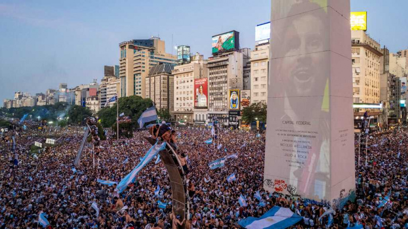 在阿根廷拿下冠軍後，明星球員梅西的肖像被投放到方尖碑上。（圖／達志／美聯社）