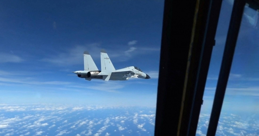 美軍表示，美國空軍的RC-135偵察機在南海上空巡邏時，遭遇中國殲11的過份靠近。（圖／達志／路透社）