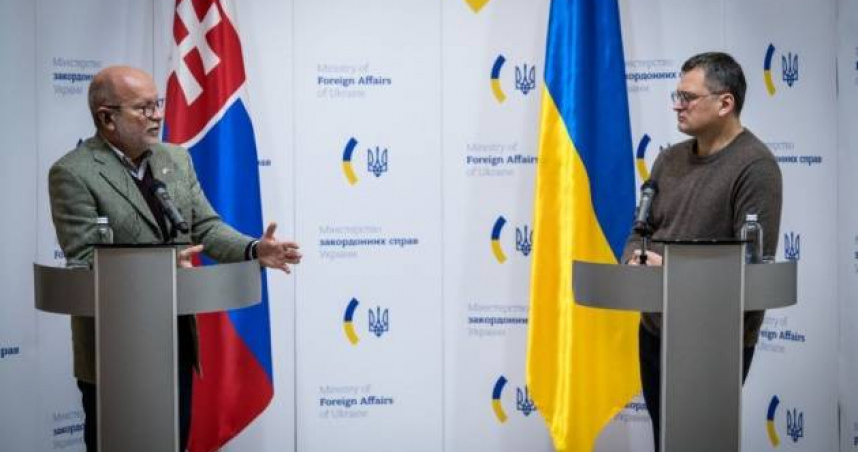 斯洛伐克外長（左）與烏克蘭外長（右）舉辦聯合記者會。（圖／翻攝自基輔獨立報）