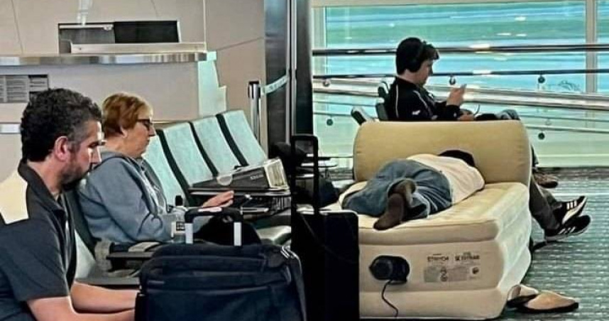 有旅客直接帶著充氣床在機場候機室睡覺。（圖／翻攝自FB）