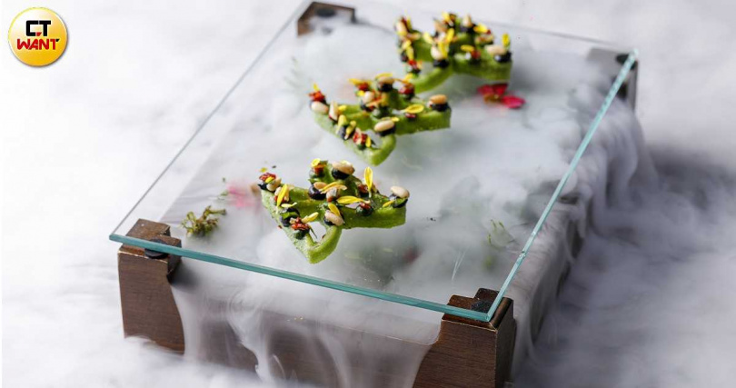 已成招牌開胃菜的「蝴蝶│普羅旺斯」，上桌時的視覺效果讓蝴蝶宛如在煙霧中仙氣起舞。（圖／林士傑攝）