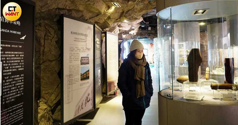 戰爭和平紀念公園主題館內藉由實體物件、影像等展示，讓人遙想軍管時期的軍民生活景象。